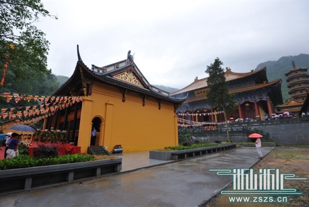 【转帖】天目山禅源寺庙韦驮开光:虔诚信众,雨中期待