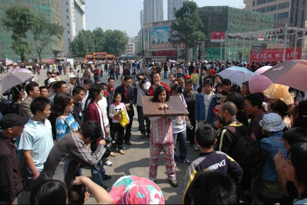 百元大钞,枷锁玩艺术,昆明出现人民币哥的行为艺术.