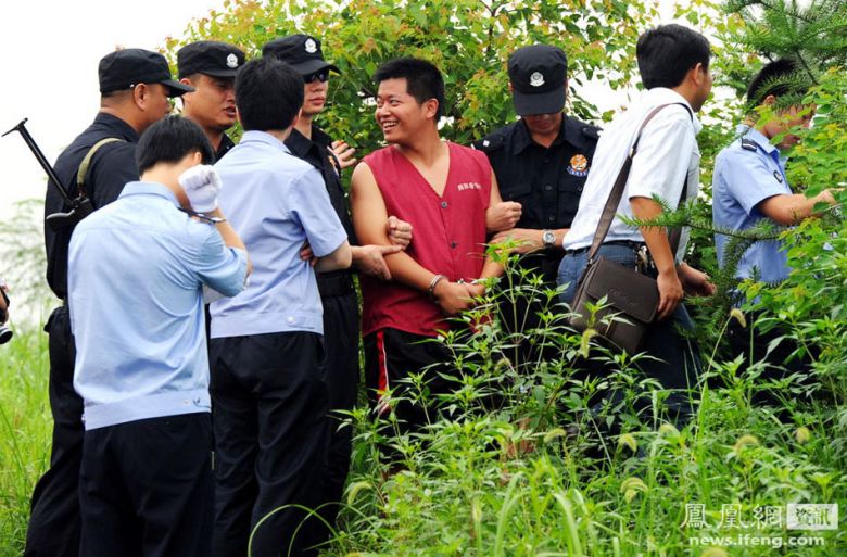 广东杀警男子身背4命押回义乌 指认现场露微笑
