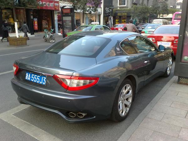 该如何形容它的气质。街拍来自意大利的玛莎拉