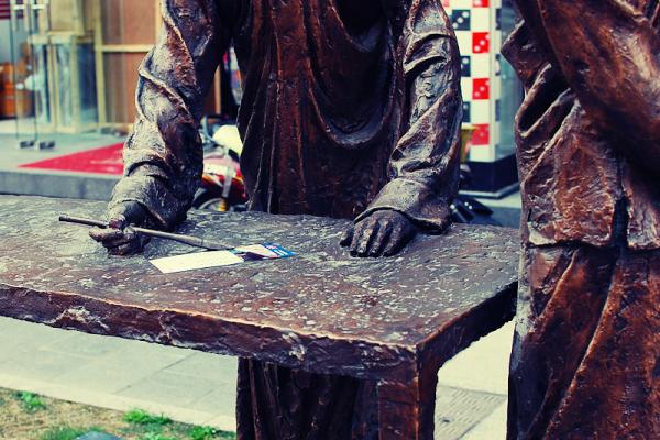 我只是打酱油路过,一个卖烟的小贩向我招呼