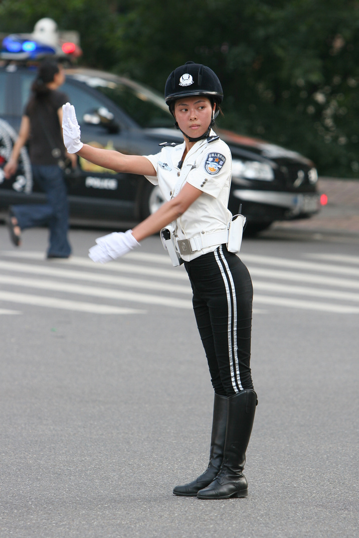 酷暑中站岗执勤的警花妹妹,心疼死人哟(图)