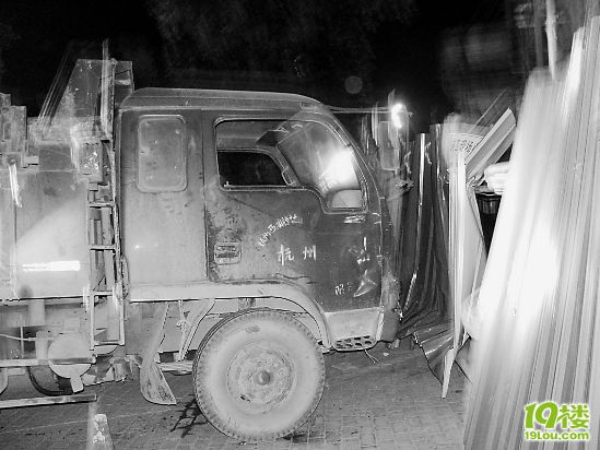 凌晨一声巨响 一个女人和电动车被压在车轮下