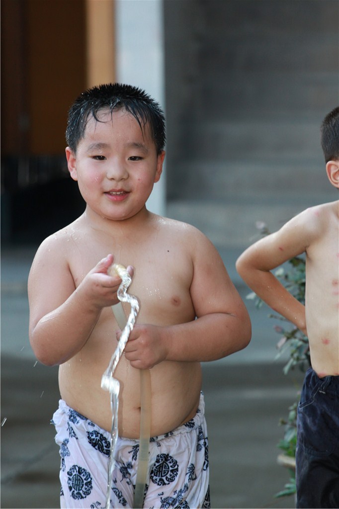 偷拍小胖子玩水.快点进来张张精彩搞笑.让你看看6岁的小胖胖.