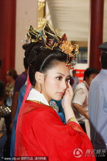 【1】阿娇为复出首部电视剧宣传 披红色官服香