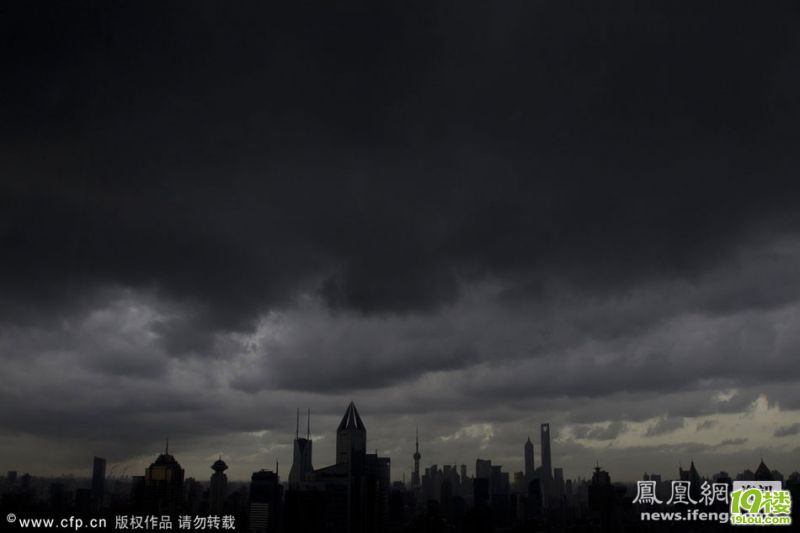 台风过境沿海地区遭黑云压城 昼如黑夜[高清大