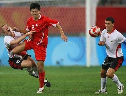 谁说中国足球不惊悚?断腿爆头踢爆眼球(组图)