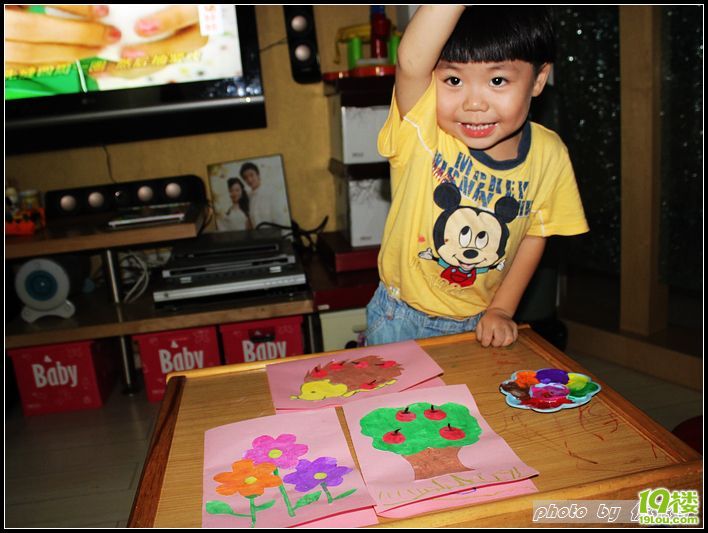 托班宝宝亲手做贺卡祝老师节日快乐!-幼儿园论