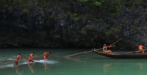 裸体纤夫再现湖北神农溪畔