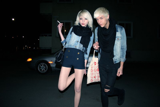 Shelley Mulshine和男友的照片哦·~·