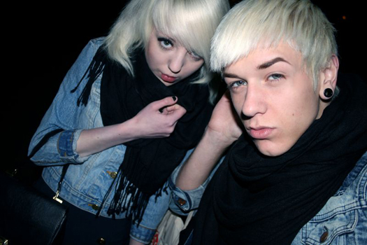 Shelley Mulshine和男友的照片哦·~·