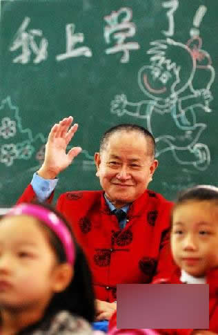 七旬老人渴望读书成一年级小学生