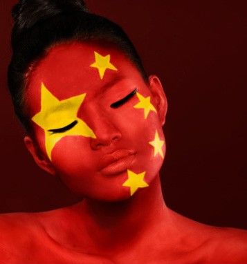 令人惊叹的人体国旗式彩绘