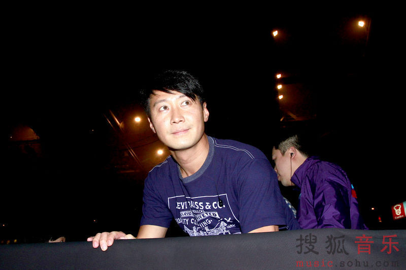 卫兰演唱会化身魔幻仙子 男友家人齐捧场