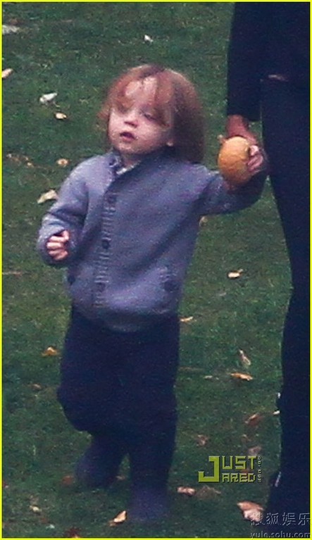 【3】朱莉皮特龙凤胎现身布达佩斯 模样乖巧可