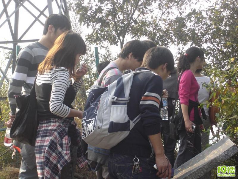 业主论坛周末爬山偶遇艳舞