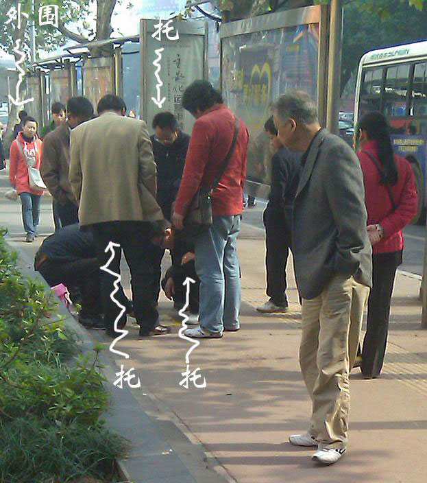 冒險跟拍 解密街頭棋局的騙子團(tuán)隊(duì)分工(圖)