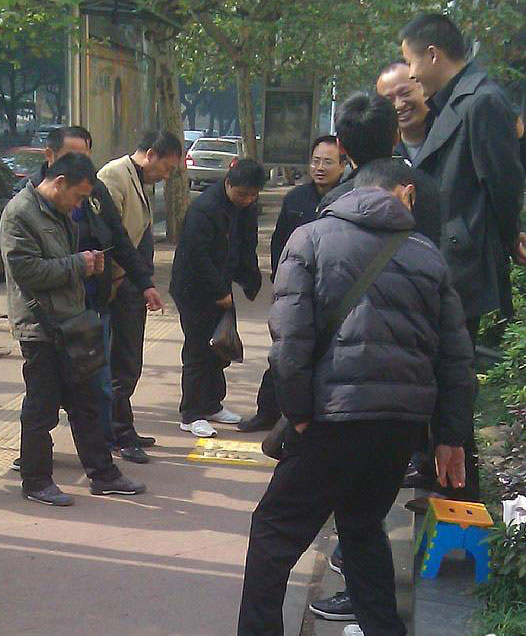 冒險跟拍 解密街頭棋局的騙子團(tuán)隊(duì)分工(圖)