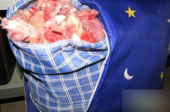 无良商家竟然将血淋淋的医用血棉填充在枕头里