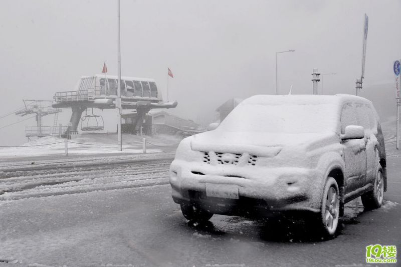 澳大利亞夏季飄雪,積雪厚度達(dá)10CM!