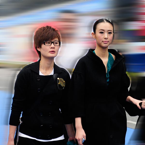 (广州车展)车模兽兽身边大红人 翻版李宇春相伴