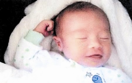 梁洛施晒长子近照 双胞胎儿子英文名缩写H&N