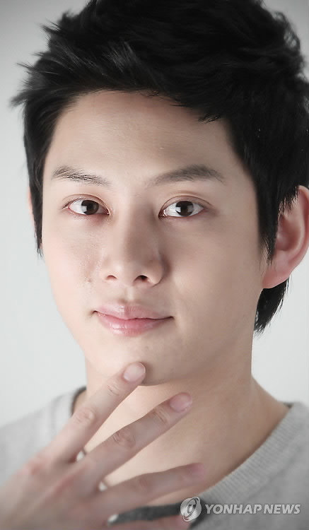 金希澈入驻《黄金渔场》 帅气短发魅力无穷