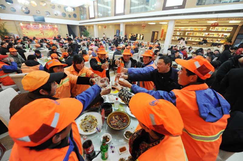 浙江溫嶺上百環(huán)衛(wèi)工人享慈善年飯(圖)