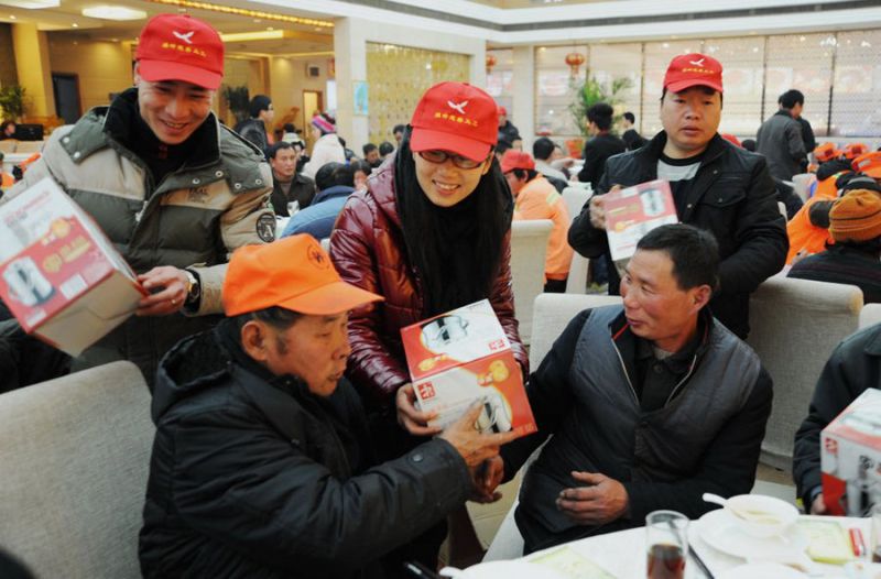 浙江溫嶺上百環(huán)衛(wèi)工人享慈善年飯(圖)