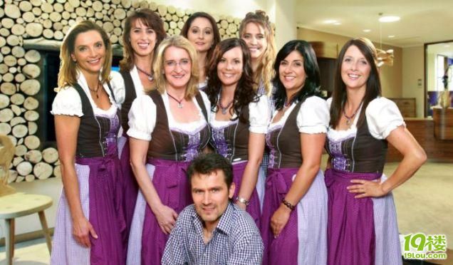 德国女牙医身着性感低胸衣看诊 致男病患大增