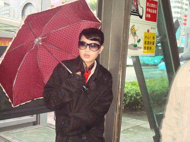 深圳性感美女献亲吻色诱地产商