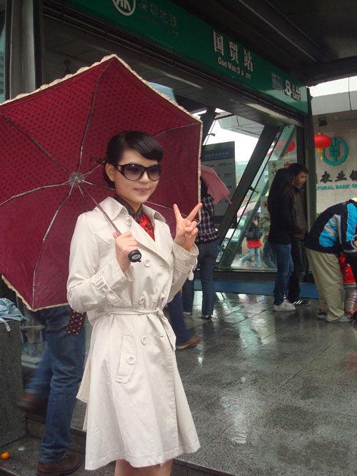 深圳性感美女献亲吻色诱地产商