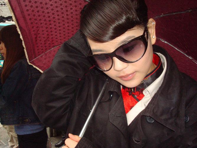 深圳性感美女献亲吻色诱地产商