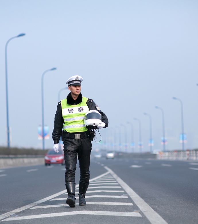 高架拍交警