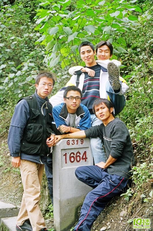 最牛交警悬崖上执勤18年 省委书记登坡慰问