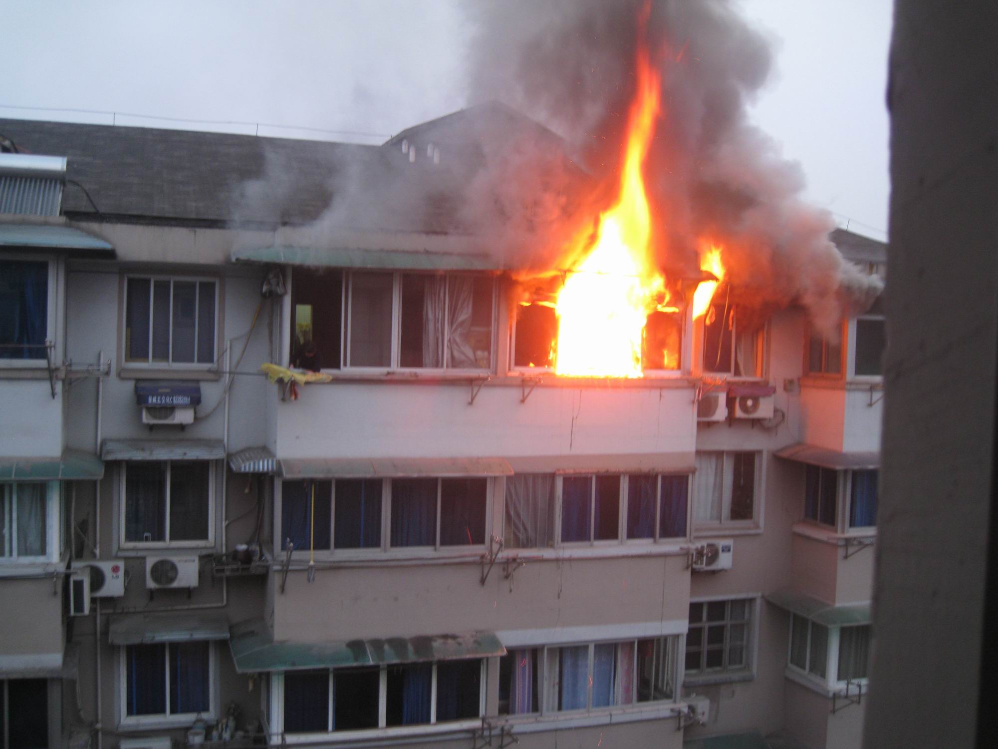 闸弄口新村54幢发生火灾