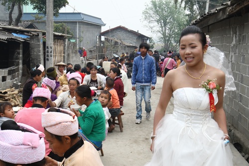 盈江废墟中的别致婚礼