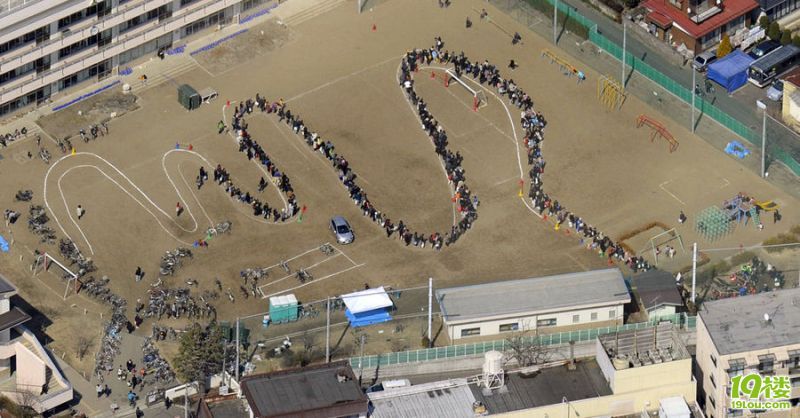 看看日本地震和中国抢盐中的生活对比