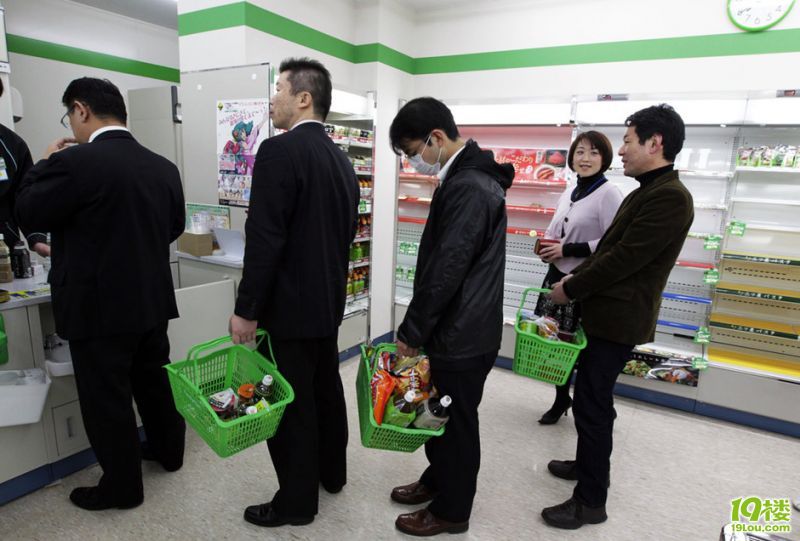 看看日本地震和中国抢盐中的生活对比