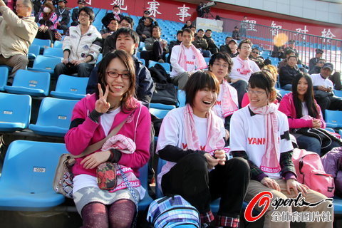 鲁能vs樱花 日本女球迷打标语感谢中国