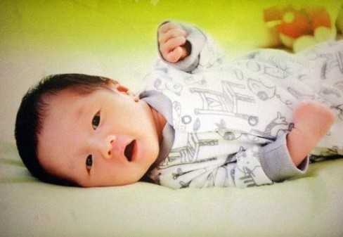 盘点明星宝宝满月照 个个惹人爱!