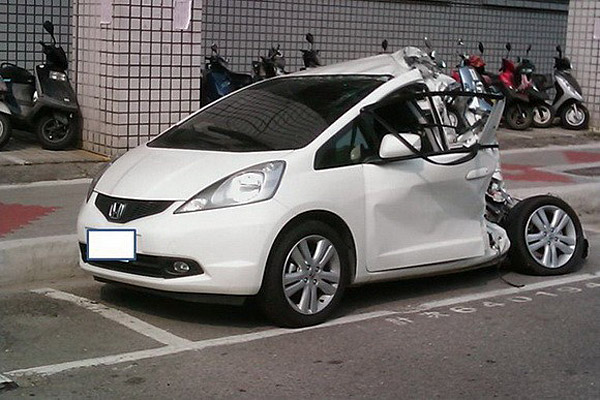 本田飞度撞到稀烂 小车安全性问题需关注-靓车