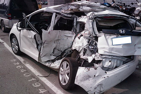 本田飞度撞到稀烂 小车安全性问题需关注-靓车