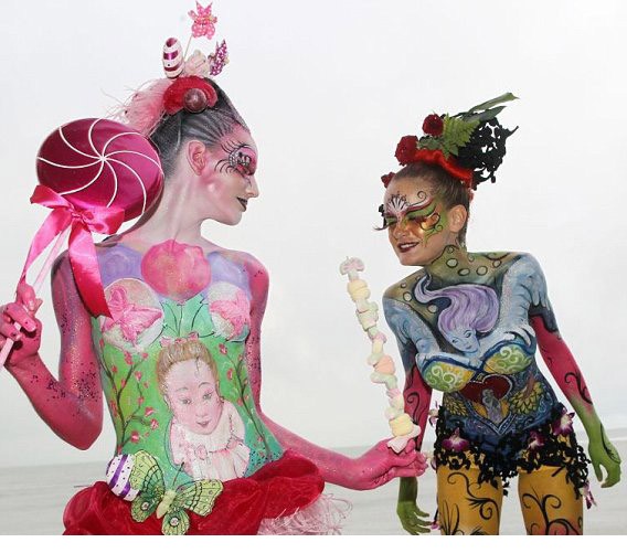 惊艳泰国人体彩绘节展现自然之美