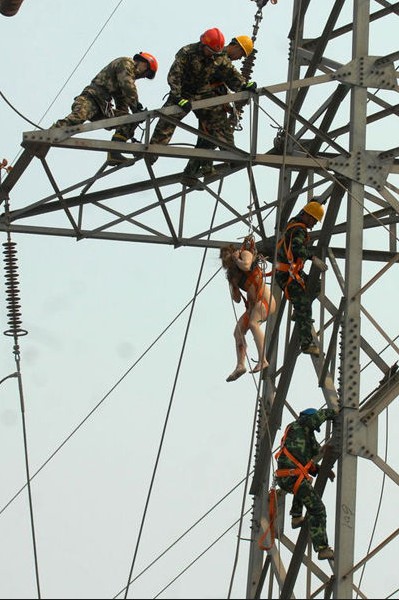 精神病女子裸体爬高压电塔遭电击昏迷