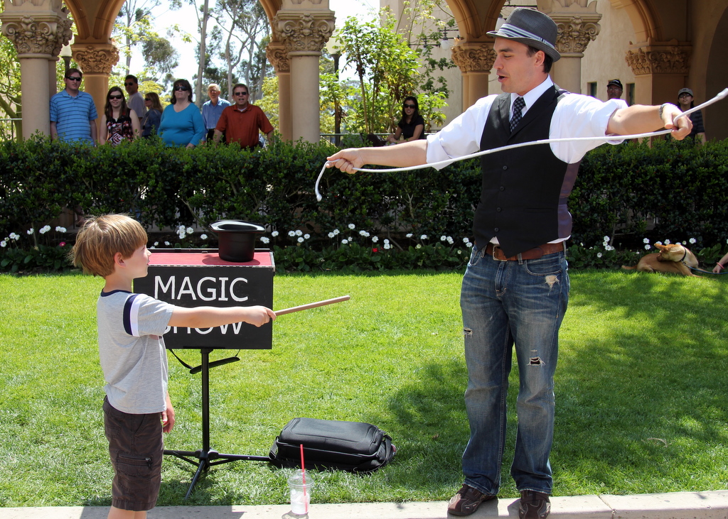 街头卖艺的魔术师