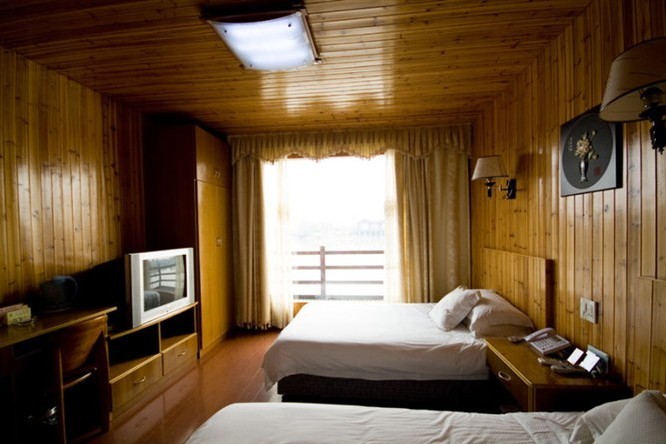 杭州哪里可以适合团队开会和吃饭的场所,急~