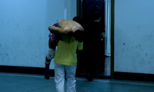 刘泰山惨遭泰拳王飞膝KO 中方2-4遭泰拳复仇