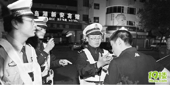 晚饭喝完两三瓶啤酒,KTV里又灌下四五瓶,成浙