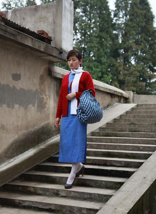 网传女大学生扮演的江姐受刑图